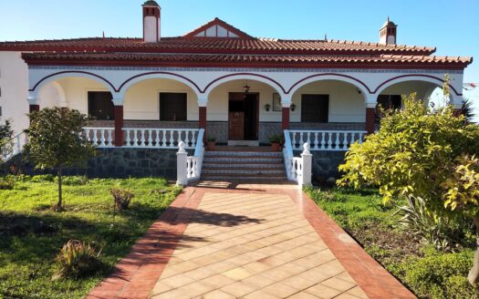 VENTA DE CHALET URBANO CON PARCELA DE 5.845 MTS